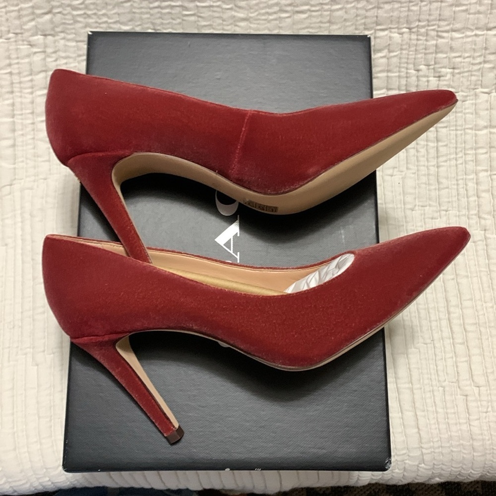 NEW COACH Skyler Vero Cupid
Velvet Cherry Pumps Size 9 Classic Formal Reception - Picture 6 of 15